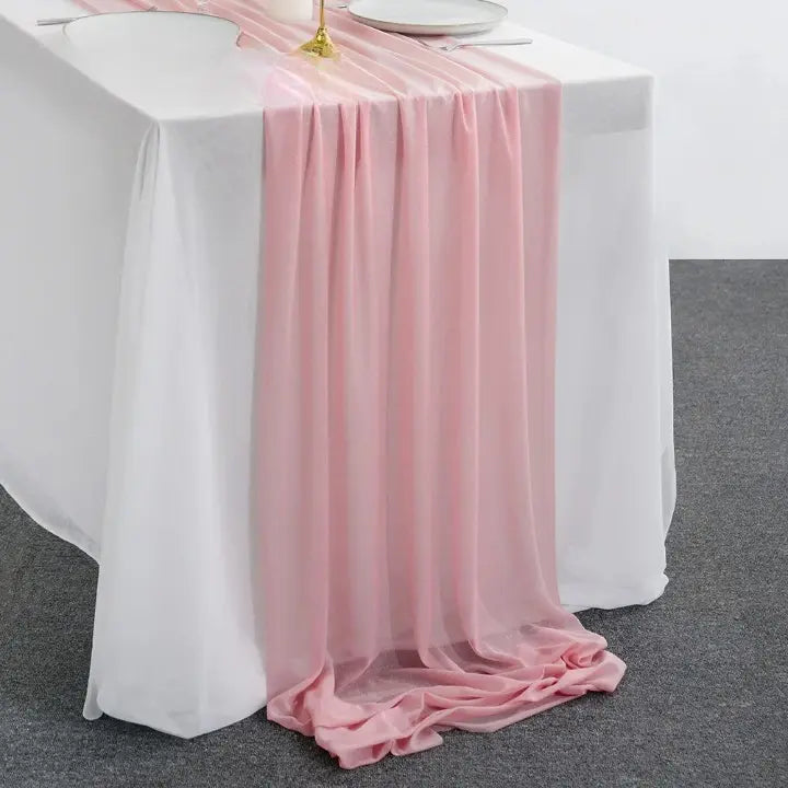 Chemin de table rose clair en voile décoratif pour ambiance douce et romantique