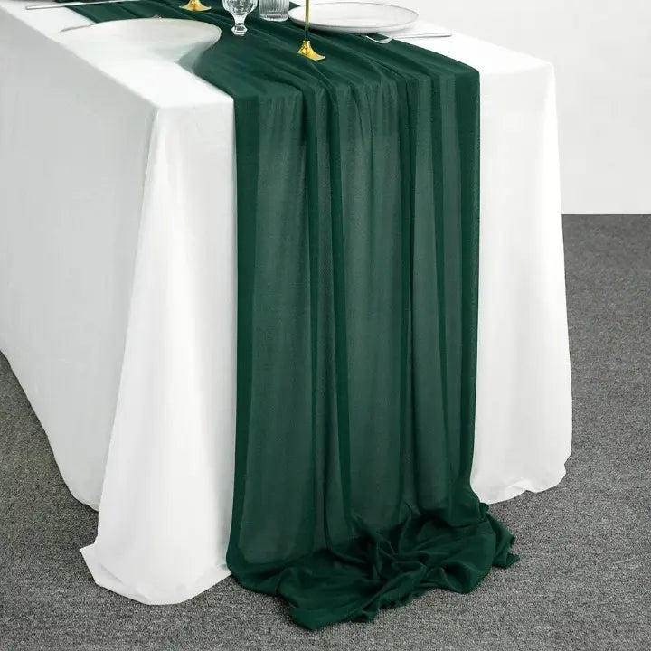 Chemin de table vert foncé en tissu voile fluide pour décoration de table naturelle et élégante