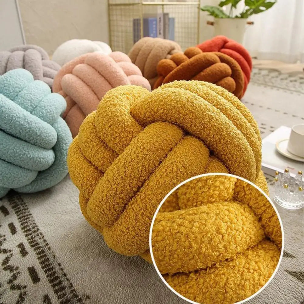 Coussins décoratifs boule nouée en différentes couleurs avec zoom sur texture bouclette jaune