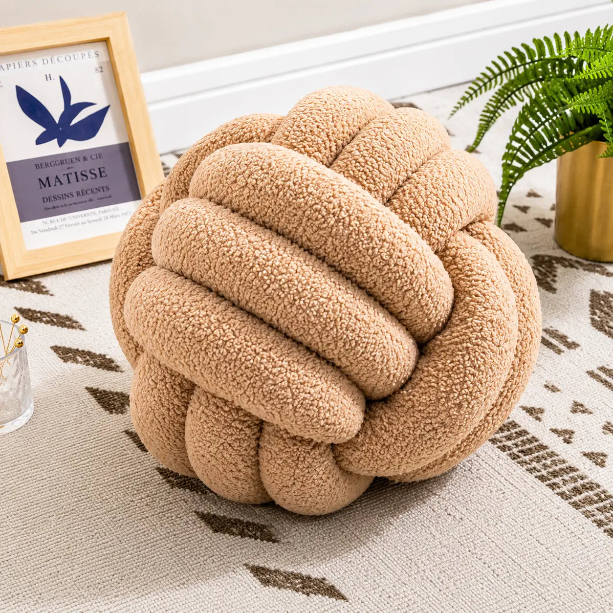 Coussin noeud beige sable en tissu bouclé pour décoration de salon