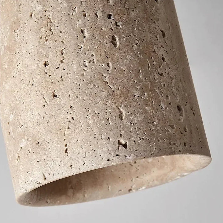 Gros plan sur la texture naturelle de la pierre d’un plafonnier.