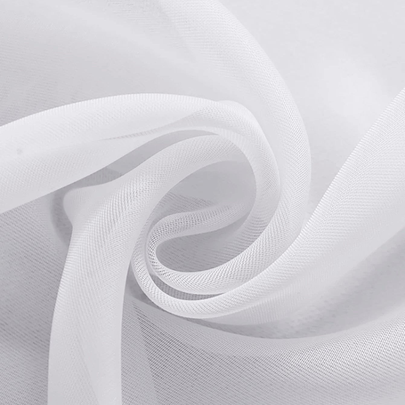 Gros plan sur la texture fine et aérienne du tissu voilage blanc, drapé en torsade délicate