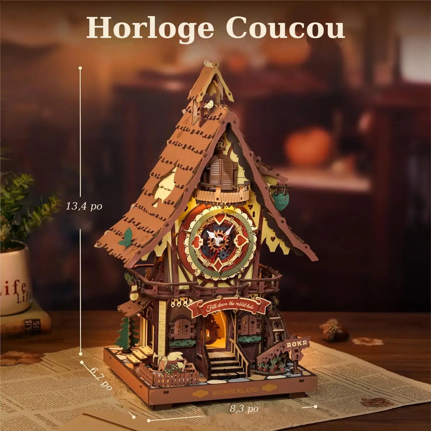 Horloge coucou en bois façon maison de conte, maquette 3D à assembler avec cadran mécanique et toit en bardeaux