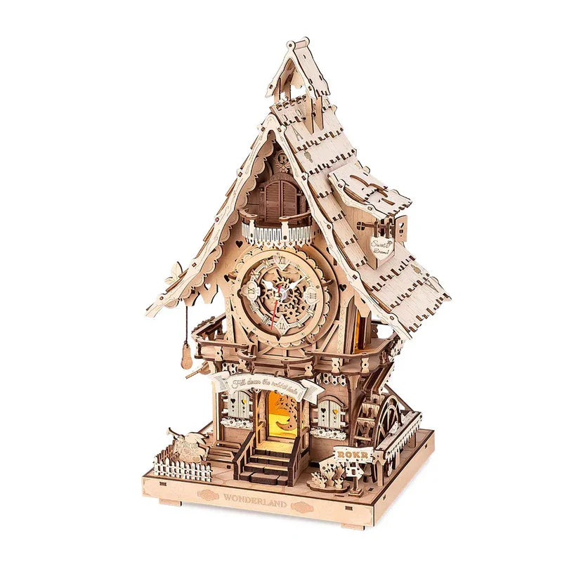 Horloge coucou en bois naturel non teinté, même maquette 3D à assembler avec cadran mécanique apparent
