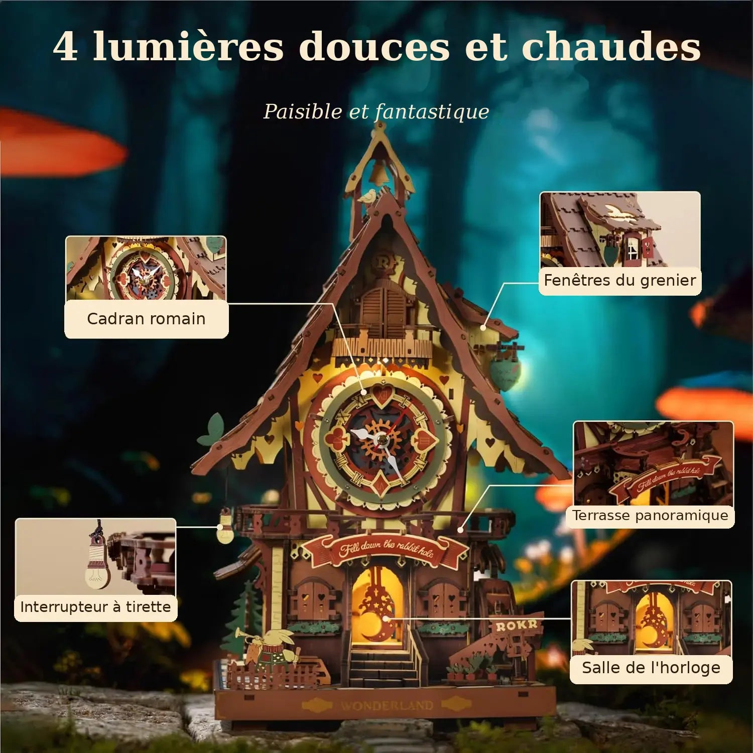 Horloge coucou en bois illuminée de quatre points lumineux chauds, mise en scène nocturne façon forêt enchantée