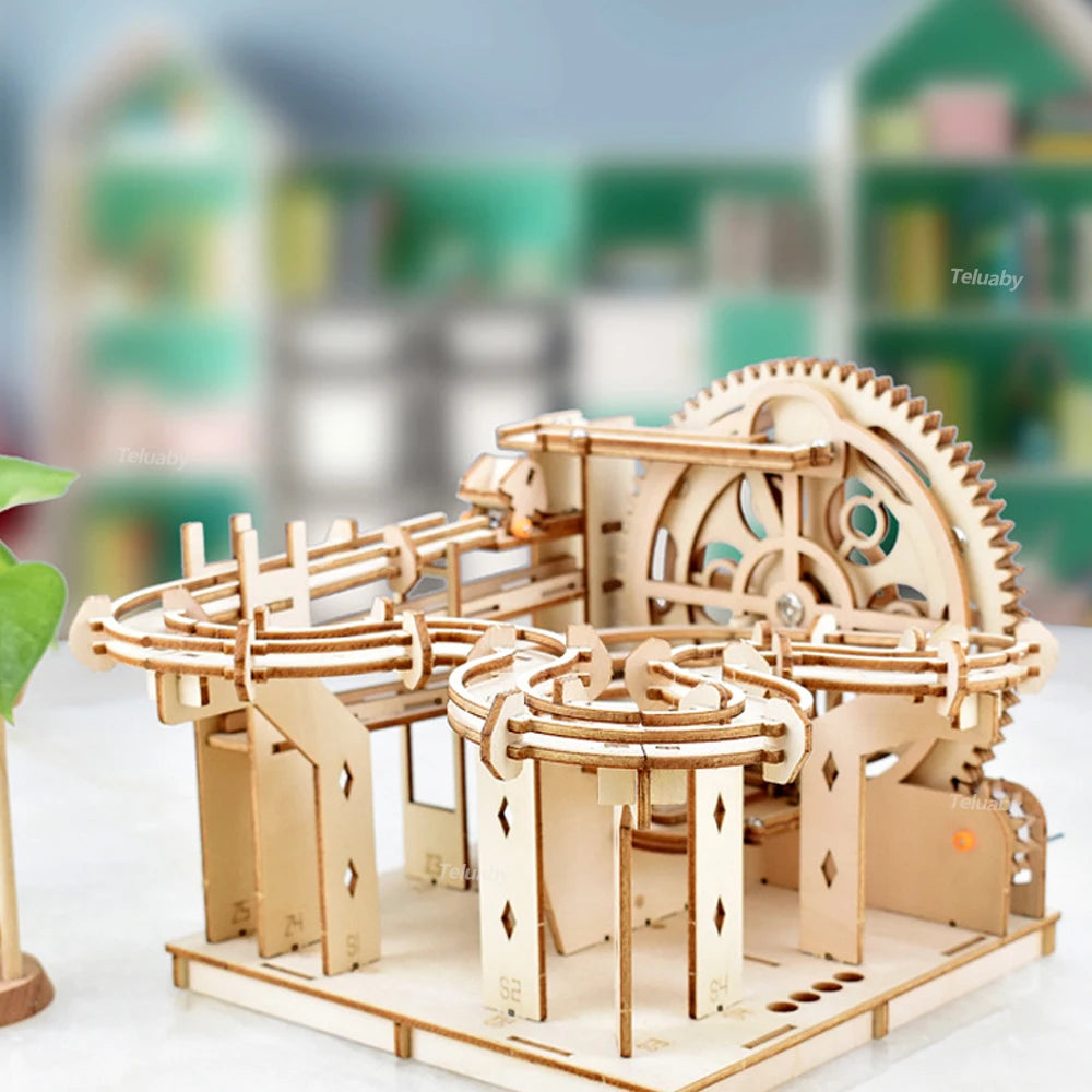 jeu de construction mécanique en bois avec circuit de billes posé sur un bureau après assemblage