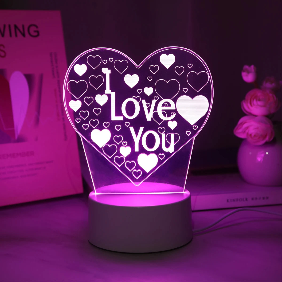 lampe coeur led i love you éclairage rose utilisée comme lampe d ambiance romantique sur table de chevet