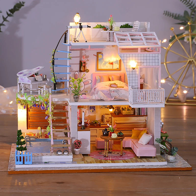 Maison miniature rose avec escalier central et éclairage intérieur chaleureux
