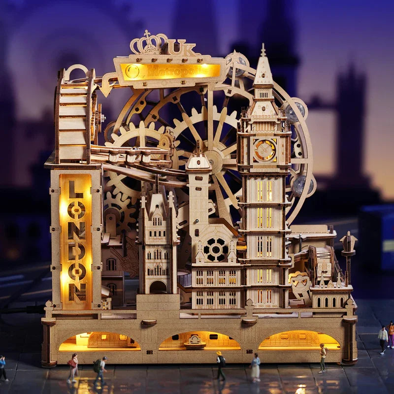 Maquette en bois de Londres avec Big Ben et grande roue, ambiance coucher de soleil et enseigne lumineuse London