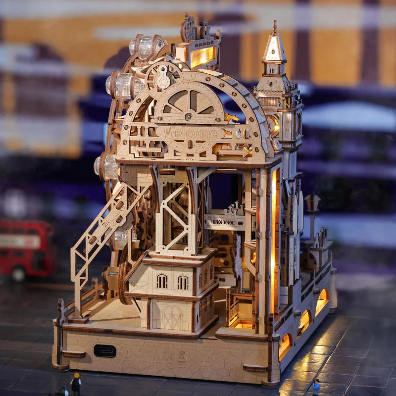 Maquette en bois mécanique de Londres illuminée la nuit, tour Big Ben et grande roue avec éclairage doré