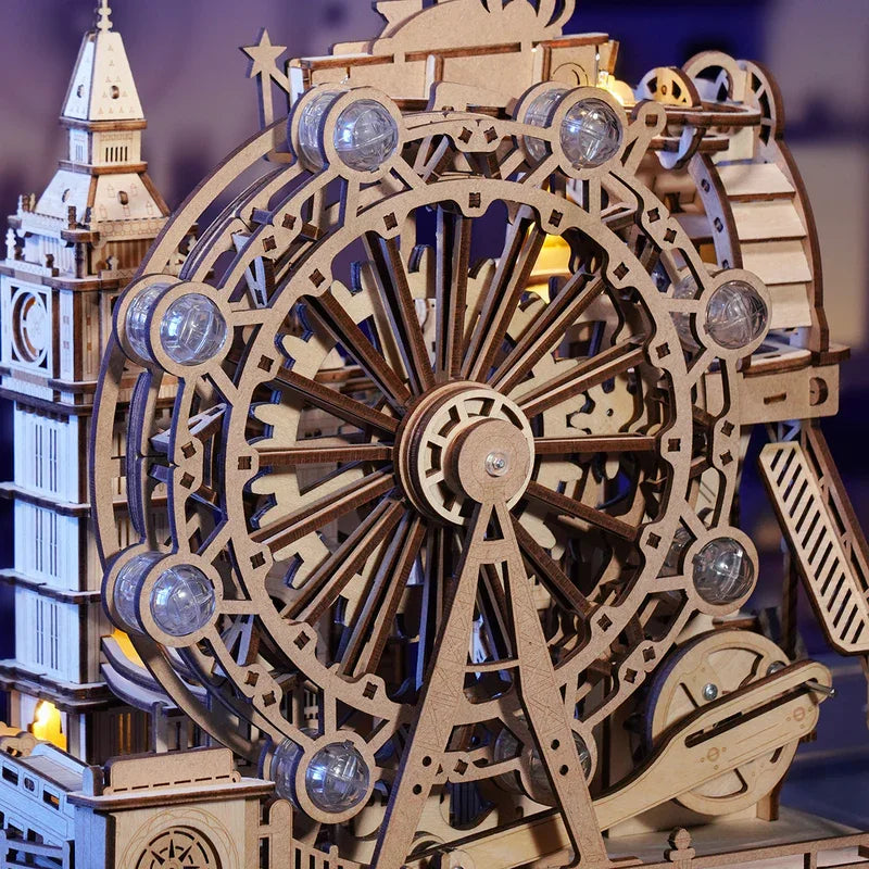 Détail de la grande roue en bois avec nacelles lumineuses transparentes, maquette 3D mécanique de Londres