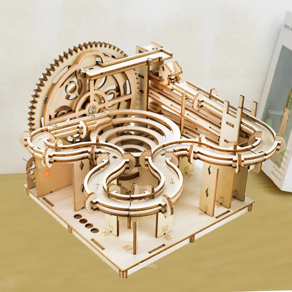maquette mécanique en bois avec circuit de billes et système d engrenages en cours de montage