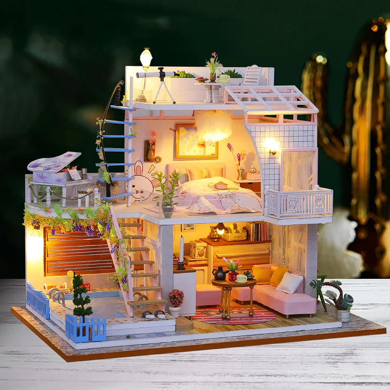 Maquette de maison miniature rose éclairée en ambiance nuit avec détails réalistes