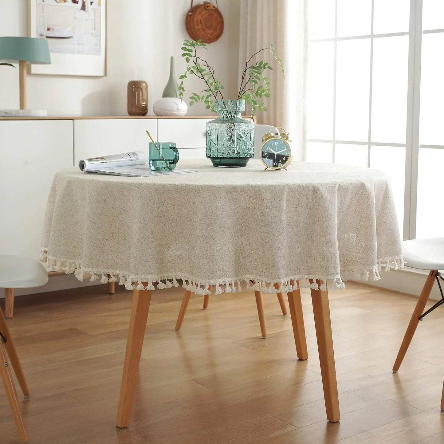 Nappe en lin beige naturel posée sur table de salle à manger moderne et épurée
