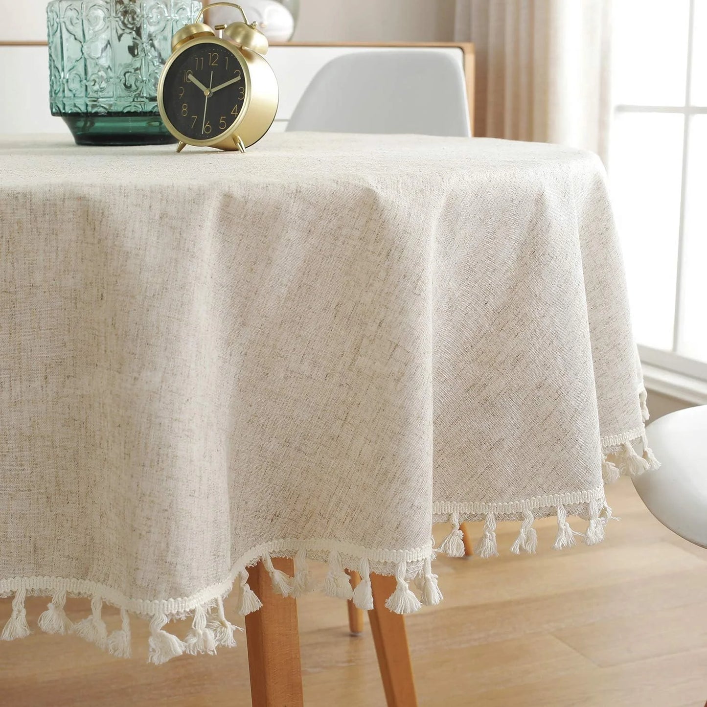 Détail des franges décoratives d’une nappe en lin beige naturel