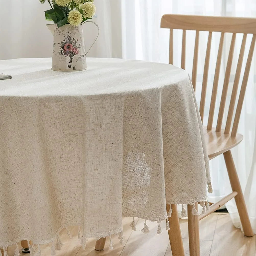 Nappe en lin beige naturel sur table ronde dans un intérieur lumineux style scandinave