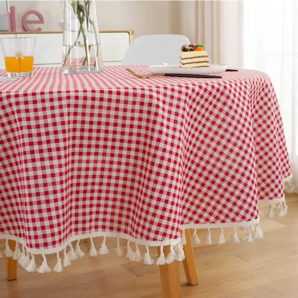 Nappe vichy rouge à franges posée sur table de repas avec dessert et boisson