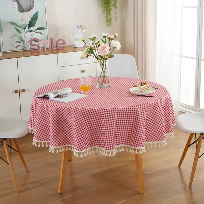 Nappe vichy rouge sur table moderne de salle à manger avec fleurs et dessert