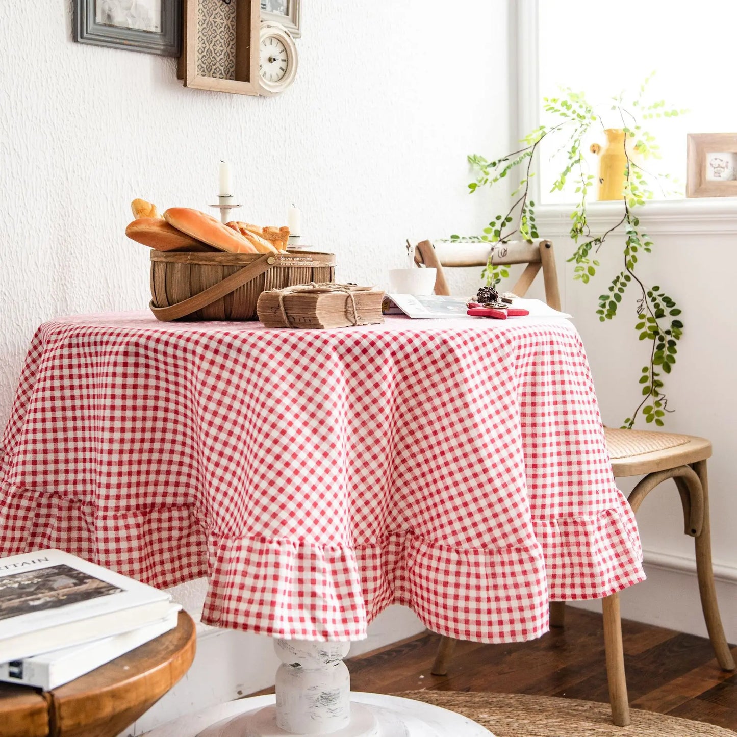 Nappe vichy rouge sur table ronde avec panier de pain pour décoration de cuisine chaleureuse