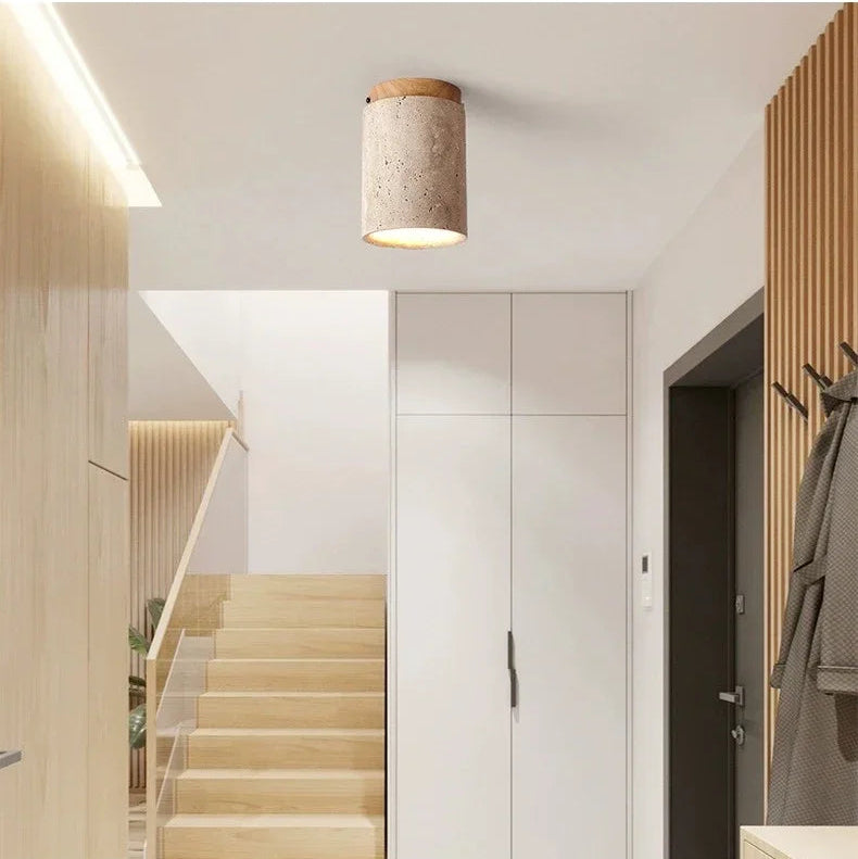 Plafonnier en pierre et bois installé dans une entrée moderne et lumineuse.