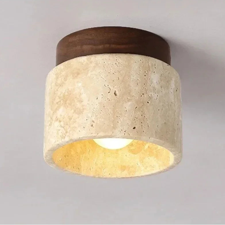 Plafonnier en pierre naturelle et bois diffusant une lumière chaude.