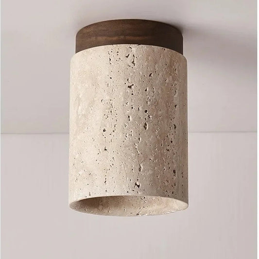 Plafonnier en pierre naturelle avec base en bois foncé.