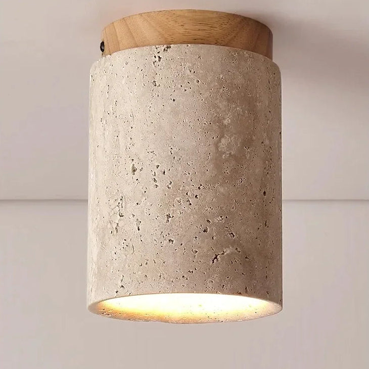 Plafonnier en pierre naturelle fixé au plafond avec éclairage doux.