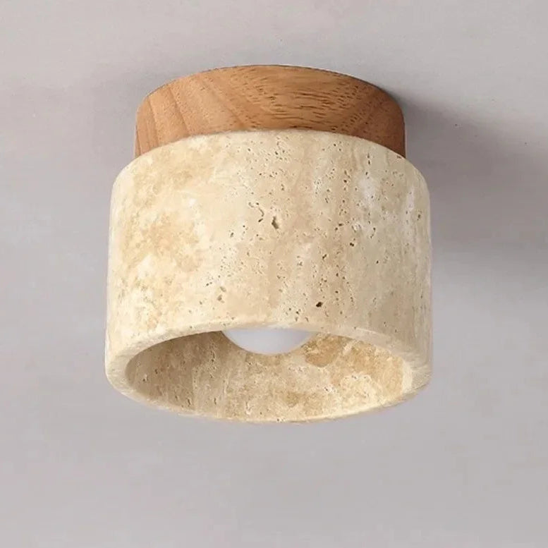Vue dessous d’un plafonnier en pierre naturelle avec fixation en bois.