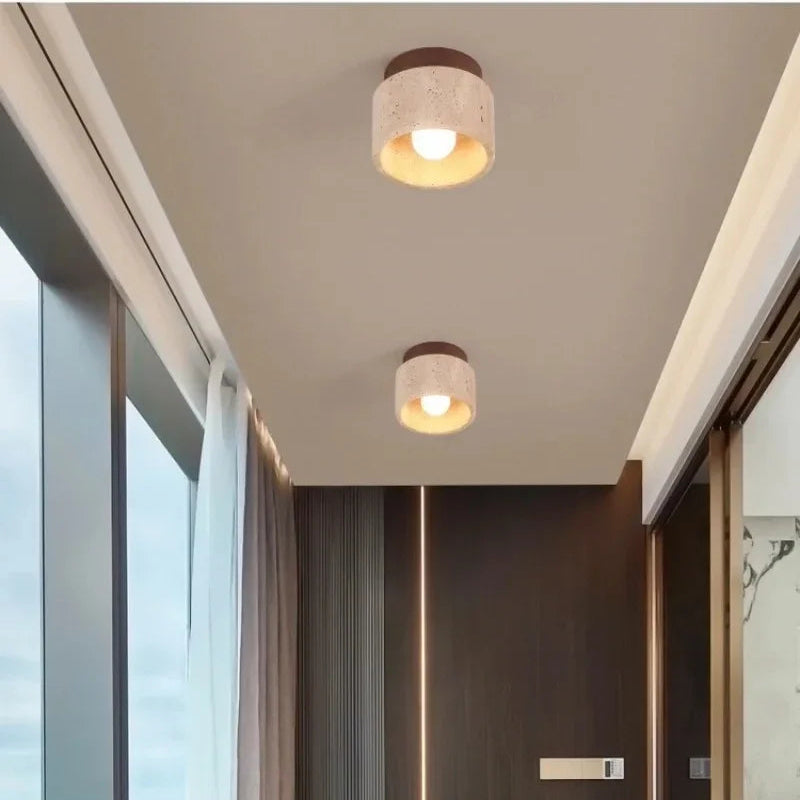 Deux plafonniers en pierre et bois installés dans un couloir moderne.