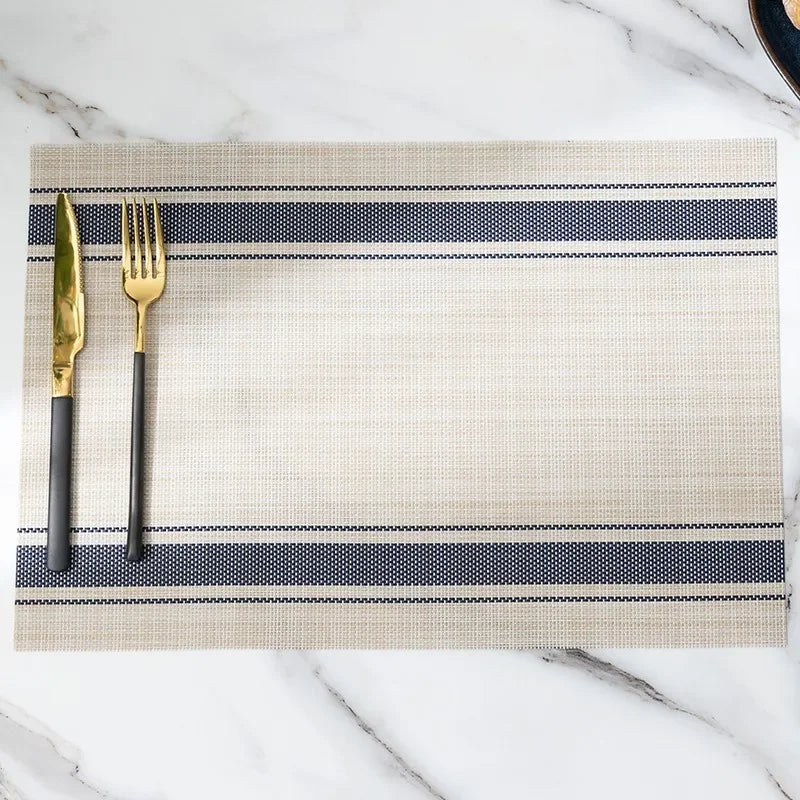 Set de table beige avec bandes bleu foncé, design moderne pour décoration de table élégante