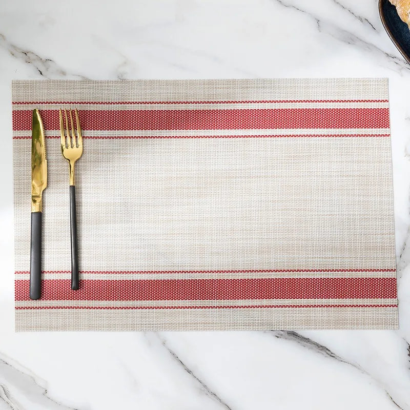 Set de table beige avec bandes rouges, décoration de table élégante et chaleureuse