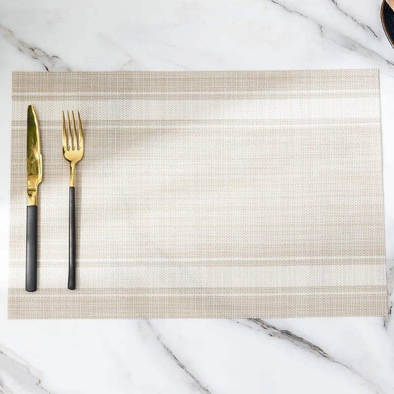Set de table beige clair avec bandes fines, décoration de table minimaliste et élégante
