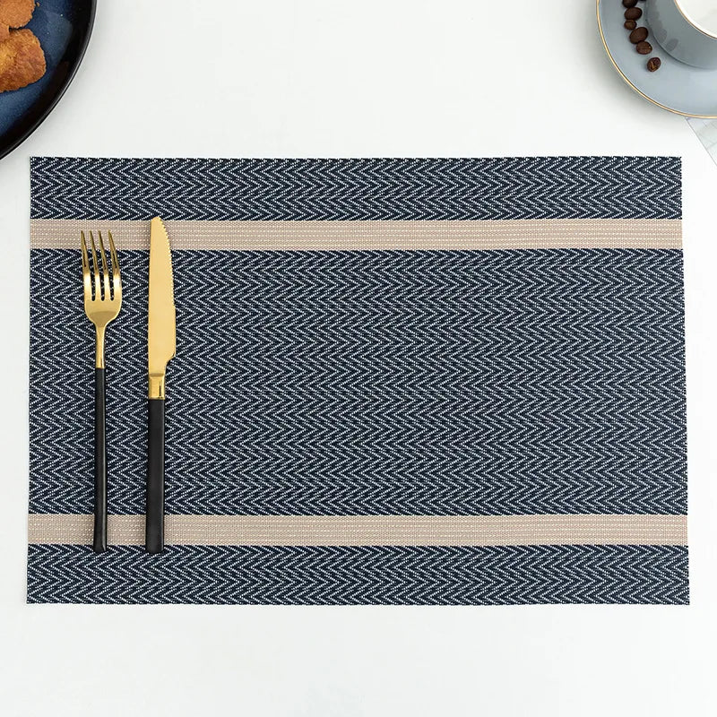 Set de table bleu foncé motif chevrons avec bande beige, décoration de table élégante