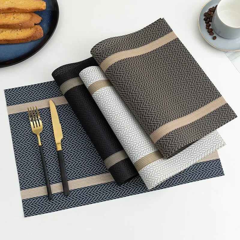 Ensemble de sets de table tressés empilés, plusieurs coloris disponibles pour décoration de table