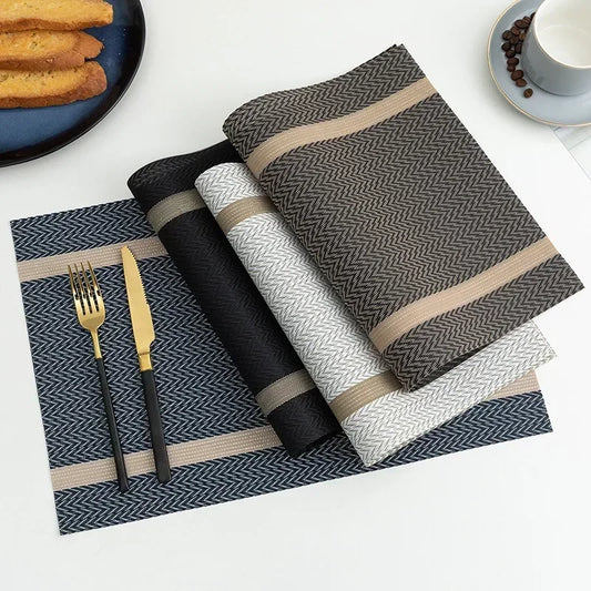 Ensemble de sets de table tressés empilés, plusieurs coloris disponibles pour décoration de table
