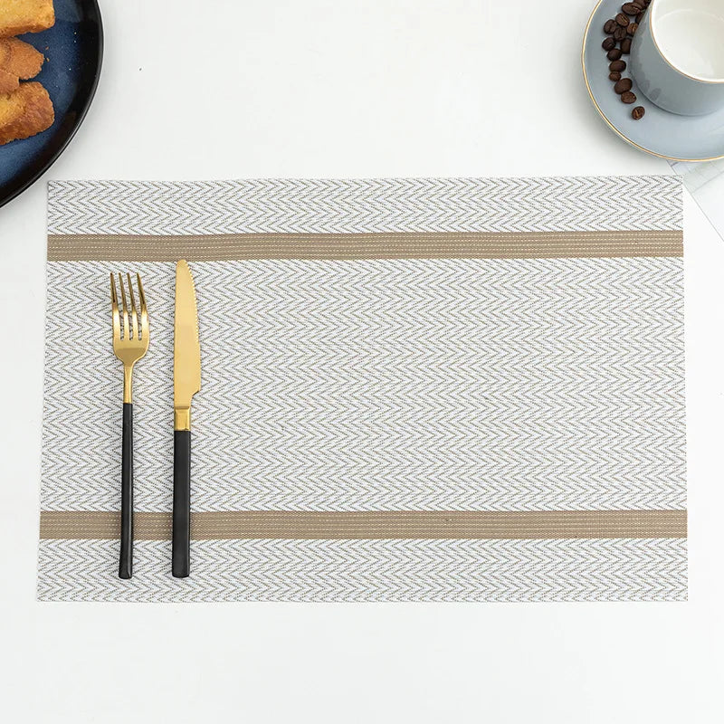 Set de table gris clair motif chevrons avec bande beige, style contemporain pour table