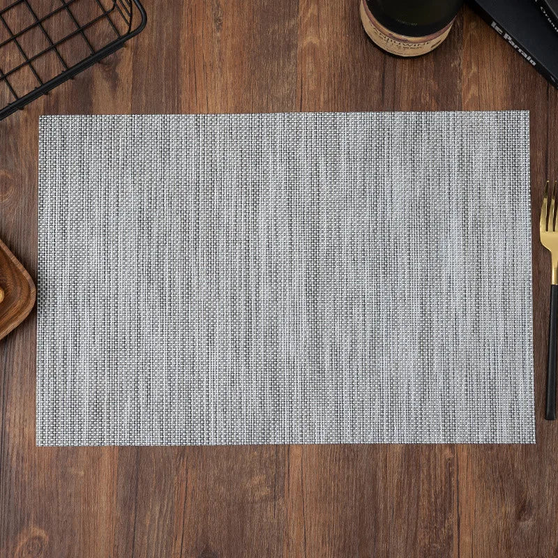 Set de table gris clair en texture tissée, décoration de table moderne et sobre