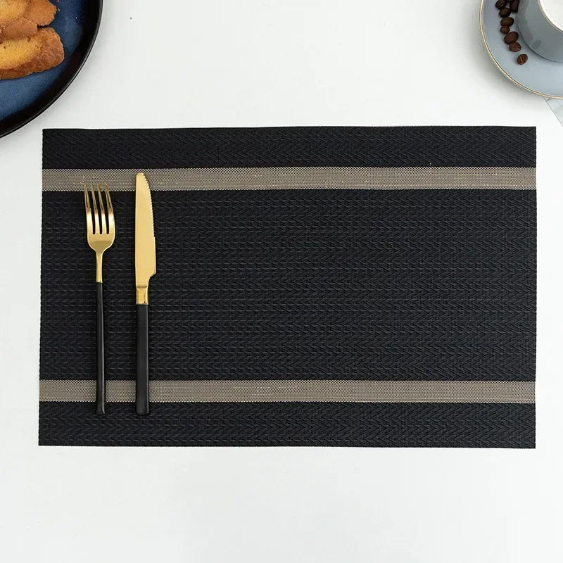 Set de table noir avec bande beige et couverts dorés, style chic et moderne