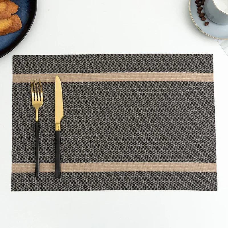 Set de table noir à motif chevrons avec bande beige, style contemporain pour table moderne