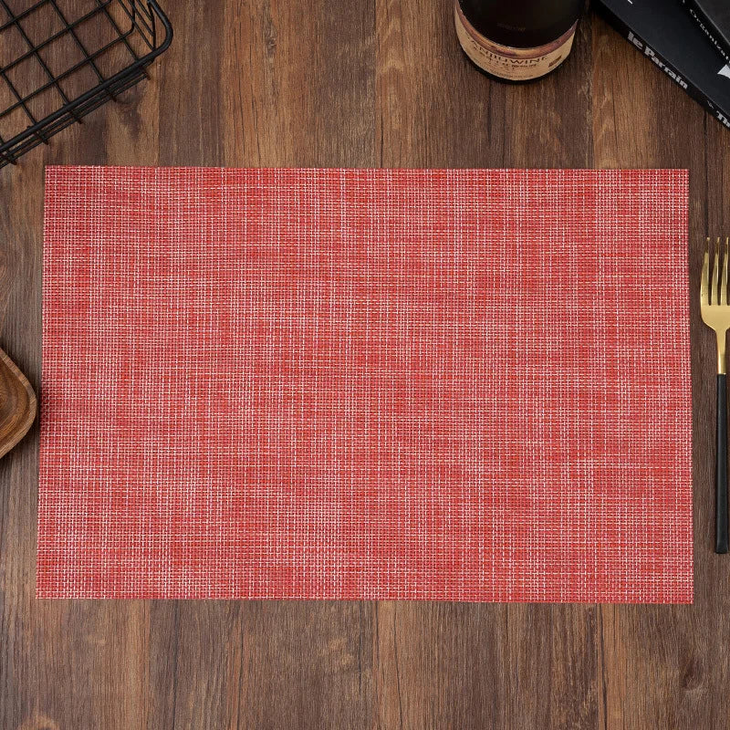 Set de table rouge uni en matière tressée, idéal pour une décoration de table chaleureuse