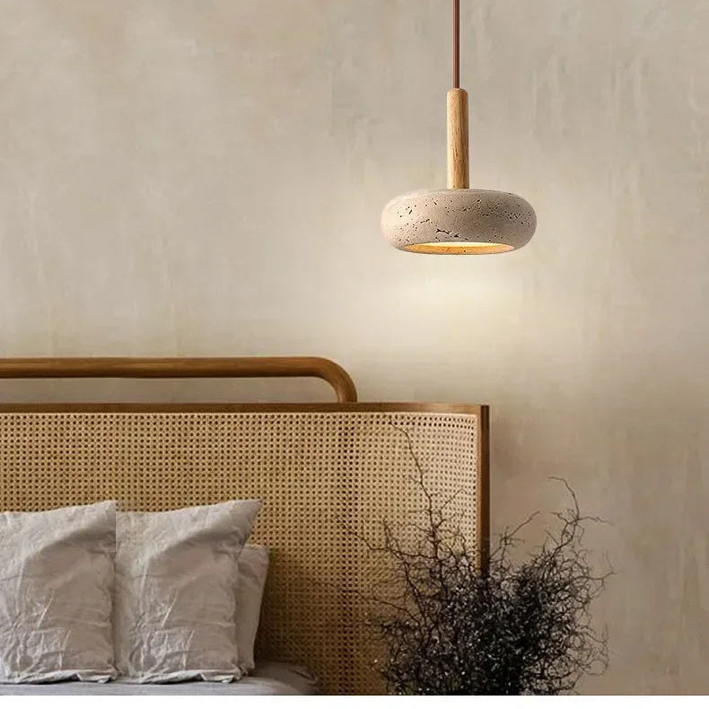 Suspension luminaire minimaliste en pierre et bois dans une chambre.