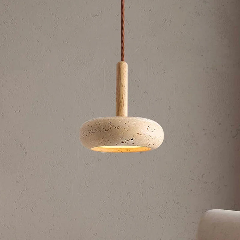 Suspension luminaire en pierre avec éclairage doux vue de face.