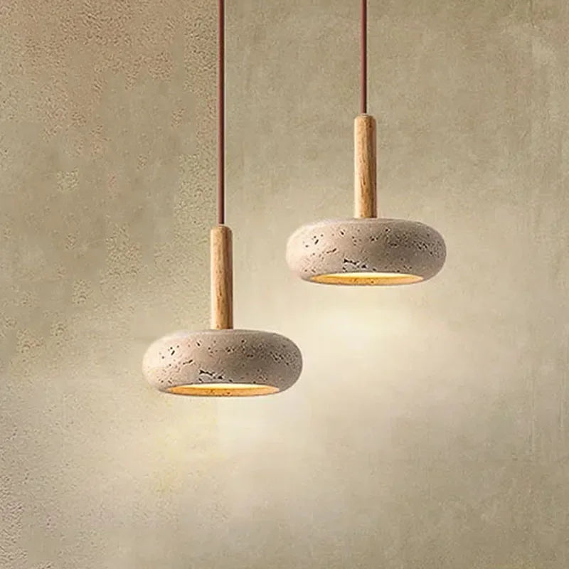 Deux suspensions en pierre diffusant une lumière chaleureuse.