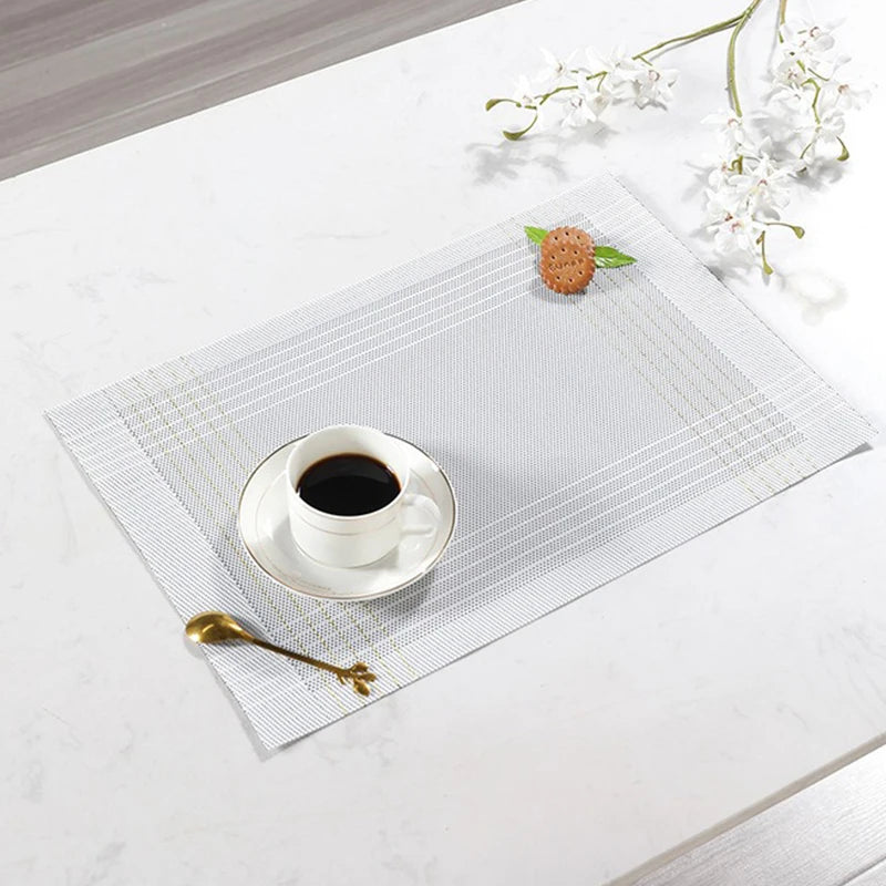 Tapis de table gris clair au design moderne avec tasse de café posé dessus