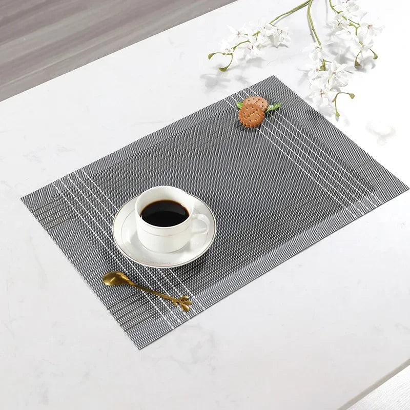 Tapis de table gris foncé avec lignes décoratives pour une table moderne et épurée