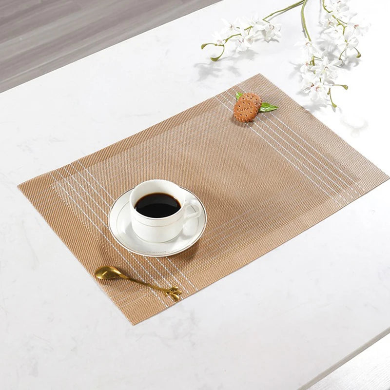 Tapis de table marron élégant avec tasse de café pour décoration de table moderne