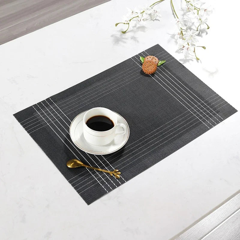 Tapis de table noir avec lignes blanches décoratives pour table contemporaine