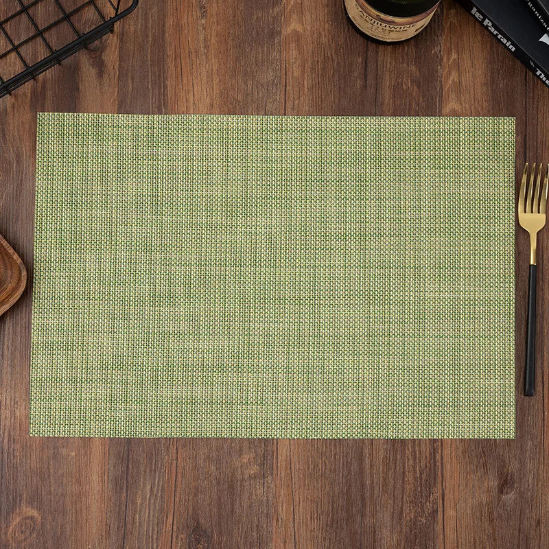 Tapis de table vert tissé antidérapant posé sur une table en bois pour décoration de salle à manger