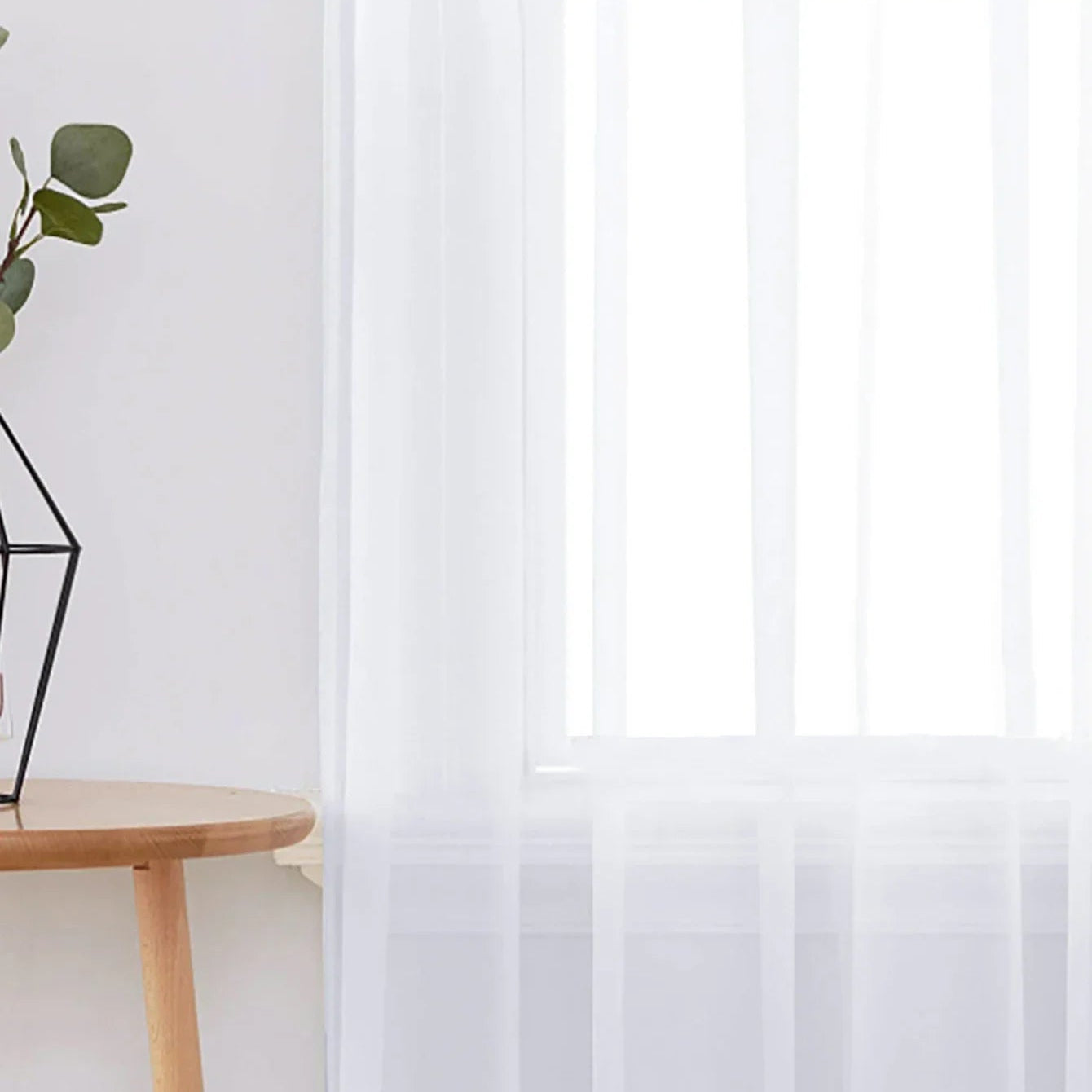 Voilage blanc à fines rayures laissant passer la lumière naturelle, ambiance déco scandinave épurée